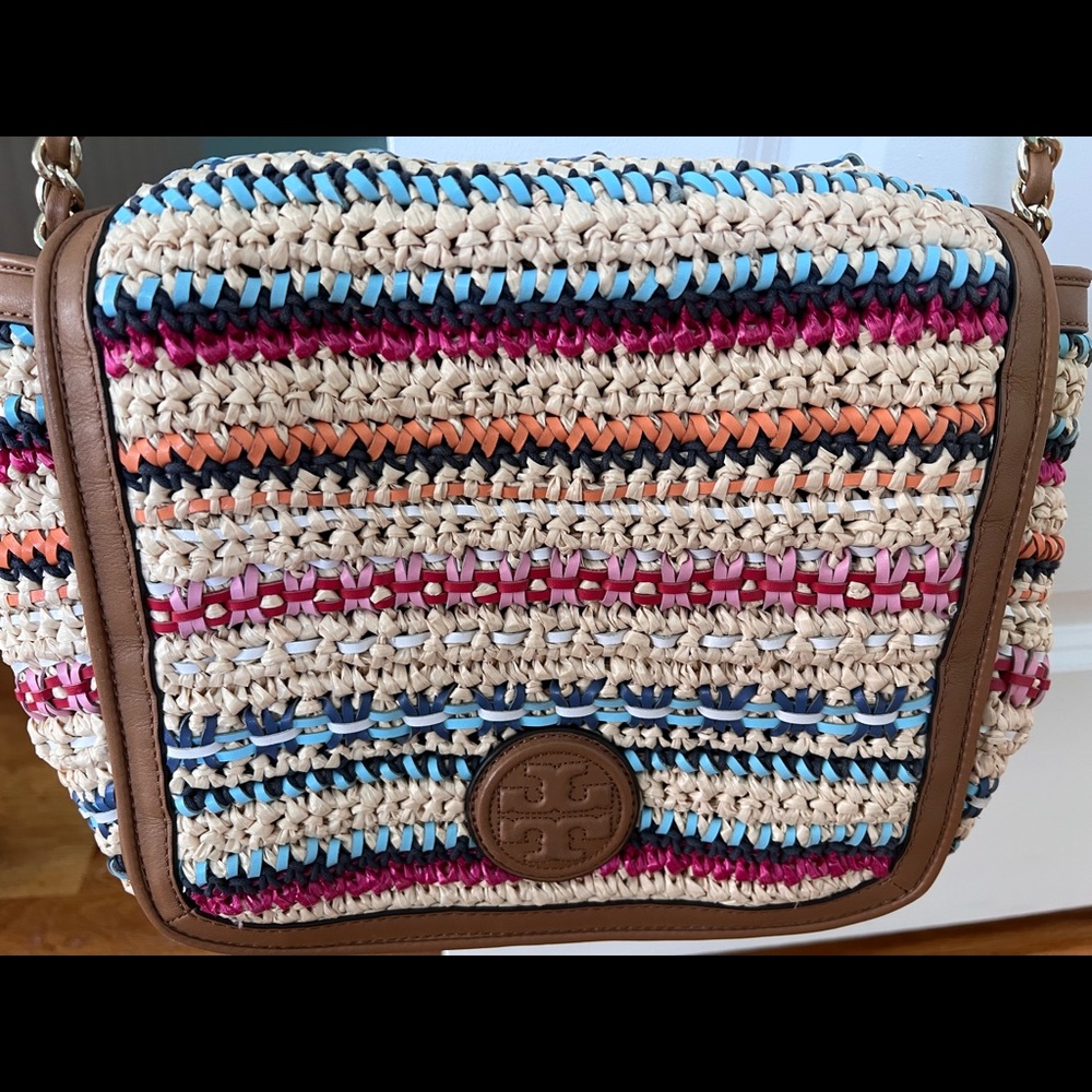 Tory Burch straw and multicolor leather handbag with gold chain accent detail.